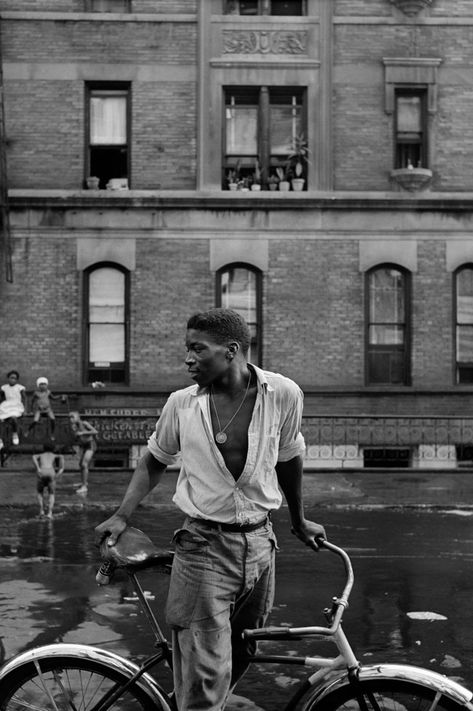 Gordon Parks, Untitled, Harlem, New York, 1949 Gordon Parks Photography, Billy Kidd, Vogue Photographers, Harlem New York, Walker Evans, Gordon Parks, Park Photography, Glamour Photography, Foto Art