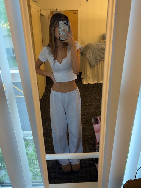 White Brandy Sweatpants Outfit, Brandy Melville Shorts Outfit, Brandy Girl Outfits, Brandy Sweatpants Outfit, Uggs Fashion, Brandy Clothes, How To Style Sweatpants, Brandy Outfits, Brandy Girl