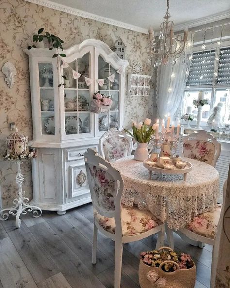 22 Best Shabby Chic Decorating Ideas To Copy Right Now - Matchness.com Shabby Chic Decorating, Cottage Core Dining Room, Cocina Shabby Chic, Shabby Chic Dining Room, Chic Kitchen Decor, Shabby Chic Interior Design, Shabby Chic Kitchen Decor, Chic Dining Room, Shabby Chic Dining