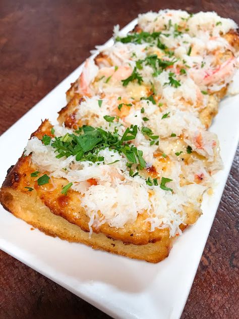 Cheesy crab bread at the Flying Fish Grill in Half Moon Bay. Photo by Nicole Ruiz Hudson Seafood Garlic Bread, Cheesy Crab Bread, Crab Garlic Bread, Cheesy Garlic Crab Bread, Crab Bread Recipe, Crab Bread Cheesy, Crawfish Garlic Bread, Crab Bread, Cheesy Garlic Bread Shrimp Grilled