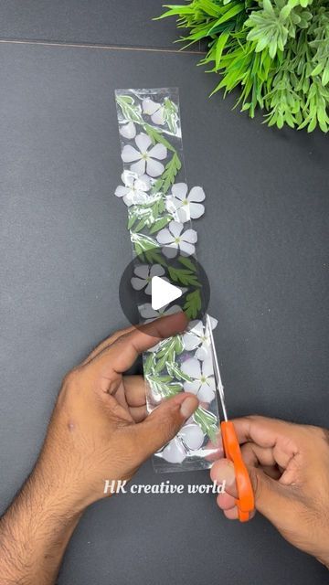 Bookmarks Handmade Flower, How To Make A Bookmark, Bookmarks Flowers, Floral Bookmark Ideas, Floral Bookmarks Handmade, Real Flower Bookmarks, How To Make Bookmarks, Book Making, Scrapbooking