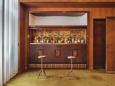 In the playroom, a bar with ceramic plaque inlays by Fontana and a gilded glass mosaic back by Adriano Spilimbergo. Cognac Leather Sofa, Modernist Interior, Osvaldo Borsani, Bookcase Design, Modernist Design, Small Pool, Wood Polish, Lounge Room, Restaurant Interior