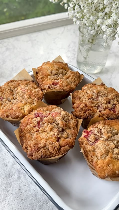 White Chocolate Muffins, Strawberry White Chocolate, Sweet Matcha, Strawberry And Cream, Chocolate Chip Blondies, Sweet Breakfast Treats, Strawberry Muffins, Fall Cooking, Fluffy Texture