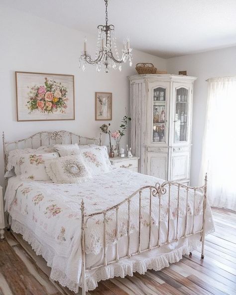 Shabby Chic Cottage Decor, White Iron Beds Bedroom Decorating Ideas, Cute Guest Room, Diy Shabby Chic Decor, Shabby Chic Bedrooms On A Budget, Shabby Chic Bedroom Ideas, White Shabby Chic Bedroom, Shabby Chic Decor Ideas, French Shabby Chic Decor