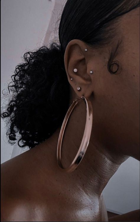 Top Ear Piercing, Different Ear Piercings, Black And White Snake, Unique Ear Piercings, Ear Piercings Chart, Snake Tattoos, Cool Ear Piercings, Pretty Ear Piercings, Face Piercings