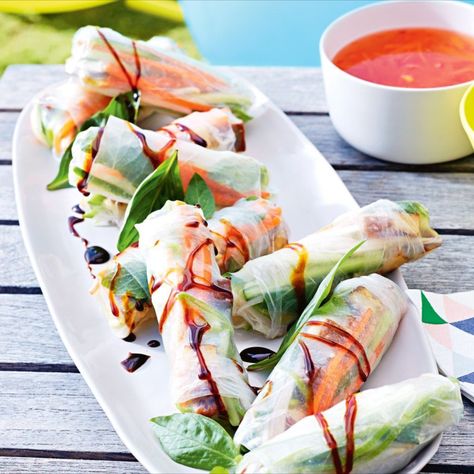 The best thing about rice paper rolls is that you can make them with virtually any filling. Spring Rolls Sauce, Snack Prep Ideas, Cold Rolls, Rice Paper Spring Rolls, Summer Rolls Recipe, Rice Paper Wraps, Paper Spring, Pork Salad, Salad Rolls