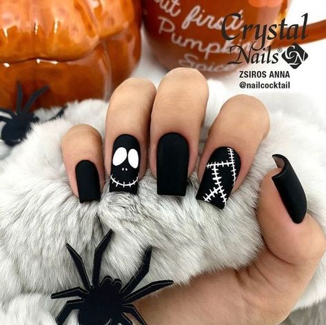 Simple Nail Art Halloween, Small Black Nail Design, Nails Idea Halloween, Halloween Inspired Nails Acrylic, Sport Nail Designs, Short Square Halloween Nails Acrylic, Simple Nightmare Before Christmas Nails, Gelish Halloween Nails, Skull On Nails