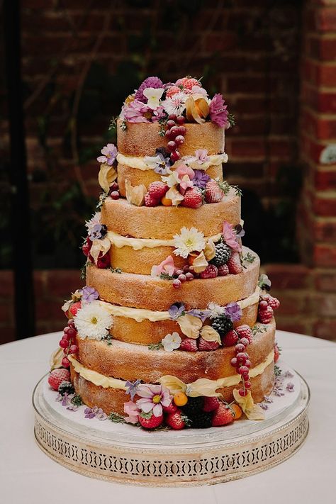 A Romantic English Country Garden Jew-ish Wedding at Northbrook Park, Surrey, UK - Smashing the Glass | Jewish Wedding Blog English Back Garden Wedding, Uk Country Wedding, Romantic Garden Wedding Cake, Delicate Wedding Cake, Outdoor English Wedding, Cheap Summer Wedding Ideas, Romantic Garden Bridal Shower Ideas, Colorful Vintage Wedding Aesthetic, Colorful Wedding Food