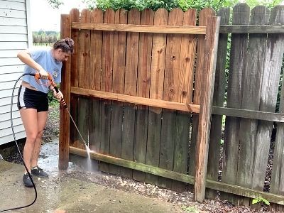 Staining Fence Diy, Old Fence Makeover, Stain Wood Fence, Stained Wood Fence, Wooden Privacy Fence Ideas, Staining Fence, Fence Restoration, Cedar Fence Stain, Stain Fence