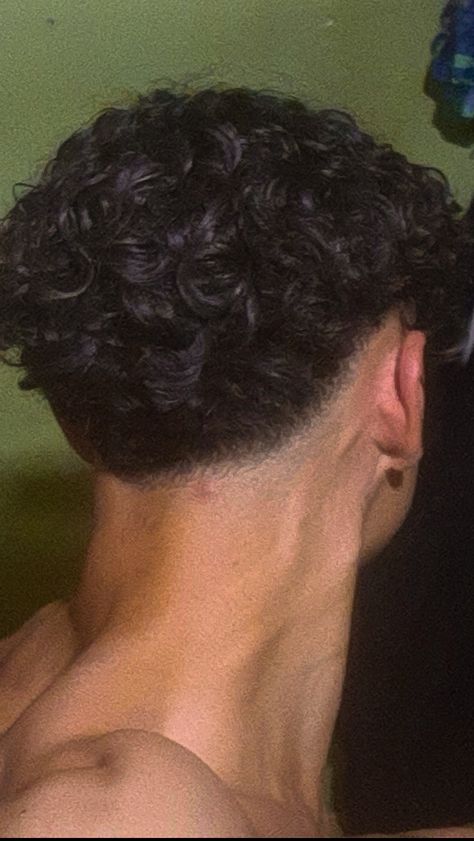 Men Hair Back View, Drop Fade Curly Hair, Haircut Low Fade, Low Fade Haircut Men's, Low Fade Curly Hair, Taper Fade Long Hair, Fade Curly Hair, Fade Haircut Designs, Taper Fade Short Hair