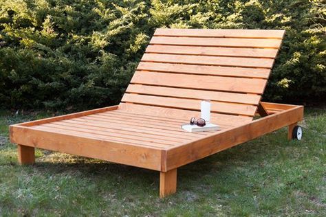 Easy DIY Outdoor Patio Furniture Plans & Ideas • The Garden Glove Sofa Area Externa, Pallet Lounge, Outdoor Furniture Plans, Pallet Outdoor, Diy Garden Furniture, Chaise Lounges, Lounge Design, Pallet Furniture Outdoor, Outdoor Chaise