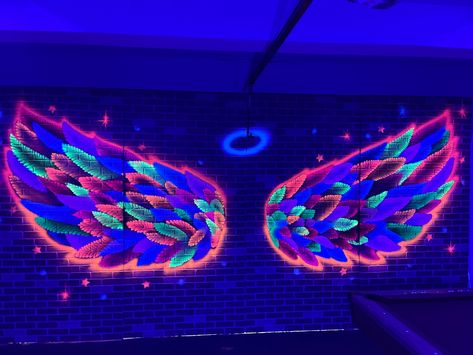 Spray Paint Ideas Graffiti Easy, Neon Spray Paint, Rage Room, Uv Art, Nightclub Design, Blacklight Party, Video Game Rooms, Graffiti Murals, Spray Paint Art