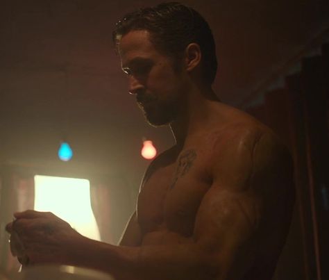 ryan gosling the gray man Ryan Gosling Physique, Ryan Gosling Abs, Gray Man Aesthetic, Ryan Gosling Body, Ryan Gosling Gray Man, The Gray Man Ryan Gosling, Ryan Gosling The Gray Man, Ryan Gosling Shirtless, Butler Outfit