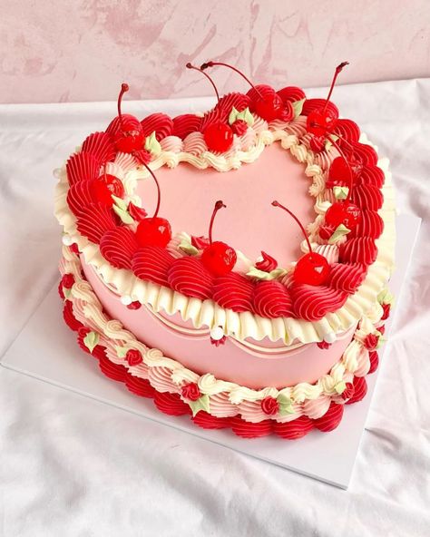 Essen, Mini Valentine Cakes, Bolo Vintage, Shaped Cake, Cake Decorating Ideas, Valentine Dinner, Valentines Day Cakes, Valentines Day Dinner, Valentine Cake