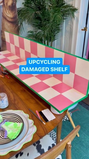 Paint Shelf Diy, Painting Shelf Ideas Diy, Diy Shelf Painting Ideas, Diy Funky Decor Ideas, Diy Eclectic Home Decor, Table Painting Ideas Colorful, Home Diy Projects On A Budget, Shelf Painting Ideas, Colorful Furniture Diy