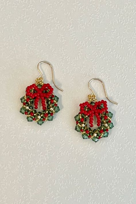 Diy Christmas Earrings, Make A Christmas Wreath, Christmas Beads Craft, Halloween Jewelry Diy, Beaded Ornaments Diy, Christmas Jewelry Diy, Wreath Earrings, Beaded Christmas Decorations, Seed Bead Crafts