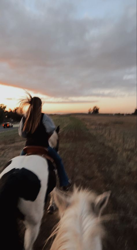 Cowgirl On A Horse, Aesthetic Horse Riding Pictures, Vision Board Horse Riding, Vision Board Western, Horseback Riding Aesthetic Western, Horseback Riding Western, Pics To Take With Your Horse, Horse Back Riding Aesthetic Western, Trick Riding Aesthetic