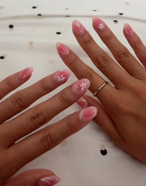 Almond Nails Hibiscus, Nails Hibiscus, Pink Flower Nails, Beachy Nails, Light Pink Nails, Simple Gel Nails, Summery Nails, Soft Nails, Nails Summer