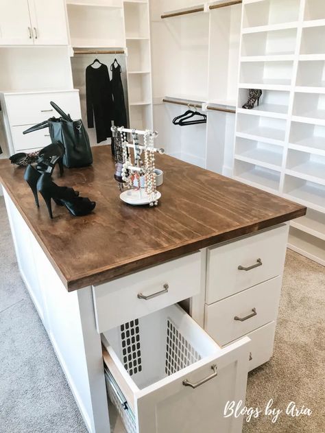 Closet With Vanity, Walk In Closet Ideas, Modern Dressing Room, Master Closet Design, Small Walk In Closet, House Closet, Master Bath And Closet, Closet Island, Dream Closet Design