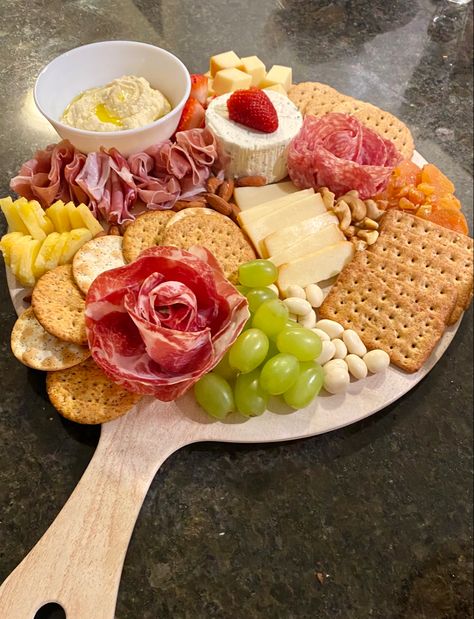 Chaturie Board, Cheese And Grape Platter, Cheese And Salami Platter, Charcuterie Art, Charturie Boards, Cheese Board Christmas, Meat And Cheese Platter, Party Entrees, Cheese And Charcuterie Board