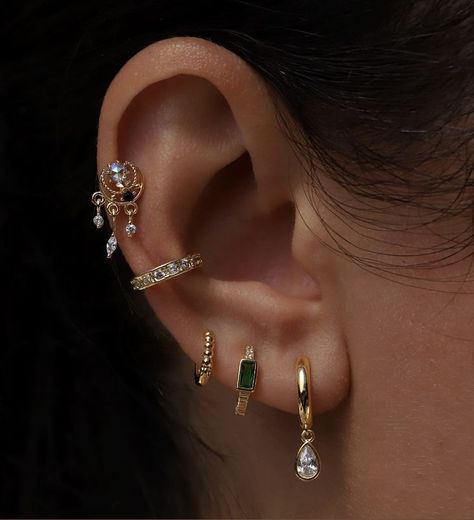 Oracle Piercing, Full Ear Piercings, Minimalist Ear Piercings, Piercings Ideas, Ear Piercings Chart, Piercing Inspo, Cool Ear Piercings, Pretty Ear Piercings, Cartilage Piercings