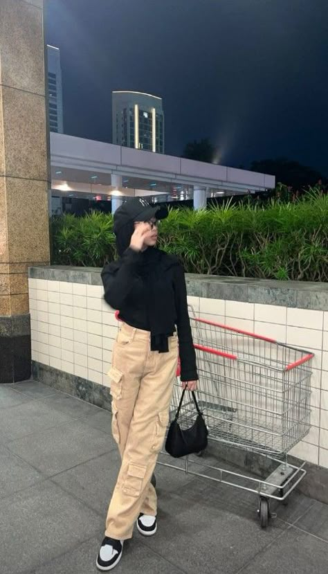 Outfit Celana Cargo, Cream Hijab, Pose Poto, Outfit Celana, Hip Hop Dance Outfits, Celana Kargo, Muslim Clothes, Muslim Outfits Casual, Hijab Aesthetic