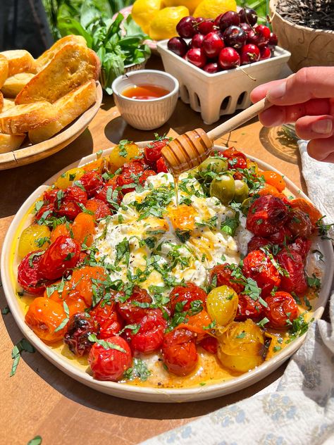 (Air Fryer) Italian Roasted Cherry Tomato & Burrata Crostini Cherry Tomato Burrata, Burrata Crostini, Ricotta Crostini, Roasted Red Pepper Dip, Summer Appetizers Easy, Fried Artichoke, Crostini Appetizers, Baguette Recipe, Stuffed Pepper Dip