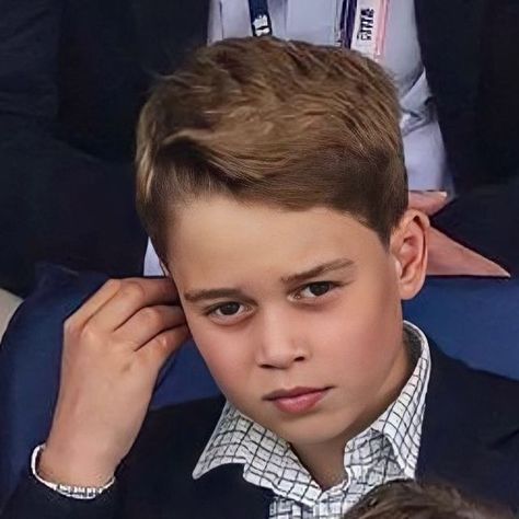 HRH PRINCE GEORGE ALEXANDER LOUIS on Instagram: "Prince George turns 10 this month!💙 Yesterday George was seen watching the Cricket with his dad🏏 Such a handsome young Prince ! The last pic 😉 #princegoerge #georgeofwales #peterphillips #islaphillips #princewilliam #princewilliamdukeofcambridge #theroyalfamily #royalfamily #savanahphillips #princegeorgeofwales #princssofwales #kingcharles #princelouis #kinggeorgeiii #princessbeatrice #katemiddleton #princesscharlotte #princelouis #royalwedding Peter Phillips, George Alexander Louis, Prince George Alexander Louis, Celebrity Style Icons, King George Iii, Young Prince, Duke Of Cambridge, Fashion Icons, Prince George