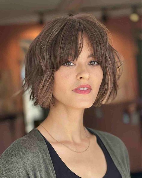 27 Remarkable Chin-Length Bob with Bangs to Consider for Your Next Cut Chin Length Bob Hairstyles, Kort Bob, Chin Length Haircuts, Messy Bob Hairstyles, Choppy Bob Haircuts, Bob Hairstyles With Bangs, Fall Hair Cuts, Chin Length Bob, Choppy Bob Hairstyles