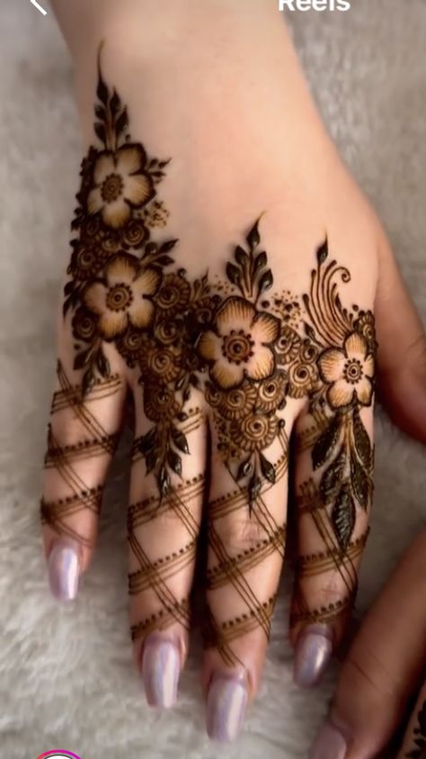 Finger Mehndi Designs Unique, Mehandi Designs Aesthetic, Finger Henna Design, Finger Mehndi Designs, Mehndi Designs For Eid, Finger Mehendi Designs, Mehedi Design, Front Mehndi Design, Henna Designs Wrist