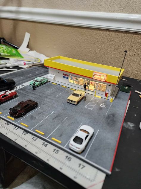 Model Train Storage Ideas, Hotwheels Garage Ideas, Car Diorama Ideas, Hotwheels Collections, Hot Wheels Diorama, Hot Wheels Bedroom, Hot Wheels Cars Display, Miniature Garage, Diecast Cars Display