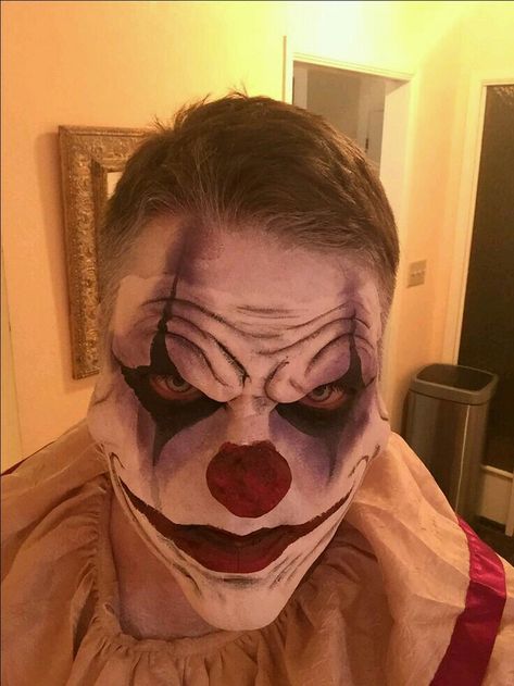 Cute Scary Clown Makeup, Halloween Clown Scary, Clown Makeup Halloween, Clown Makeup Tutorial, Clown Scary, Makeup Clown, Halloween Makeup Clown, Creepy Clowns, Halloween Make-up Looks