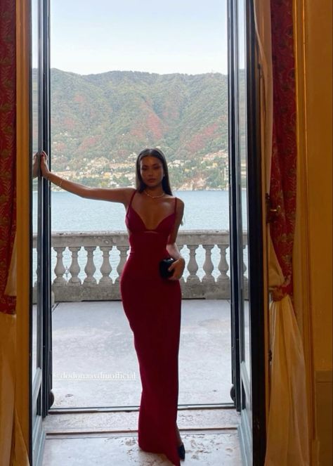 Lake como Italy elegant old money European summer Cocktail Dress Pose Ideas, Paris Outfits Dress, Red Dresses Outfits, Dress Pics Ideas, Italian Night Outfit, European Prom Dress, Dressed Up Aesthetic, Cherry Red Prom Dress, Date Night Outfit Classy Dinner Dress