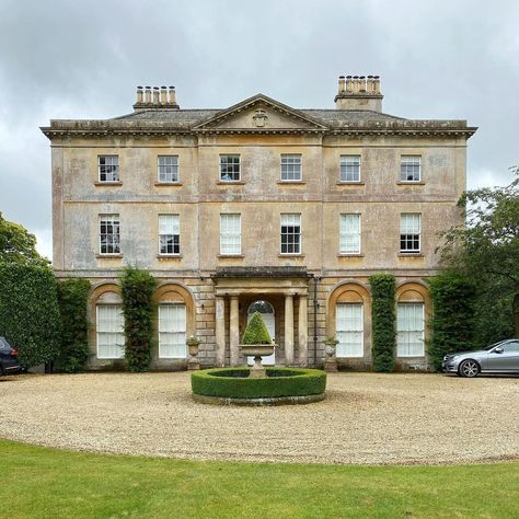 Regency Rambles on Instagram: “Seend House 😍 Most of the houses I post on here are Georgian, as examples of Regency architecture from the later Georgian period are few…” Regency Style House, Georgian Houses, English Georgian House, Regency House Aesthetic, Regency Homes, Georgian Exterior, Regency Garden, Regency Era Home, Regency Era House