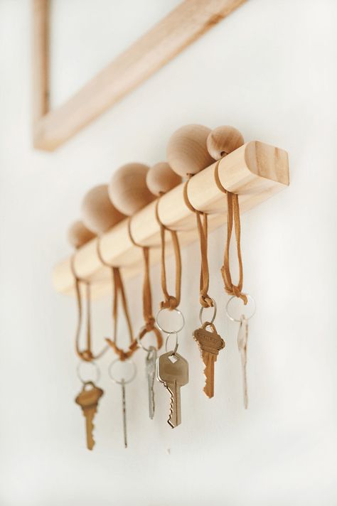 DIY Modern Wood Key Holder Tutorial Cute Diy Crafts, Key Holder Diy, Diy Simple, Diy Holder, Décor Diy, Modern Diy, Diy Wood Projects, Key Holder, Wood Diy