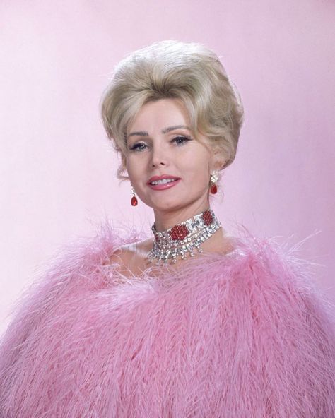 Old Hollywood Blondes on Instagram: “ORIGINAL CAPTION - Actress Zsa Zsa Gabor wearing vulture feathers and $600,000 worth of jewelry for a Dune's Club appearance in Las Vegas,…” Oud Hollywood, Zsa Zsa Gabor, Zsa Zsa, 얼굴 그리기, Pink Poodle, Pink Fur, Norma Jeane, Hollywood Legends, After Life