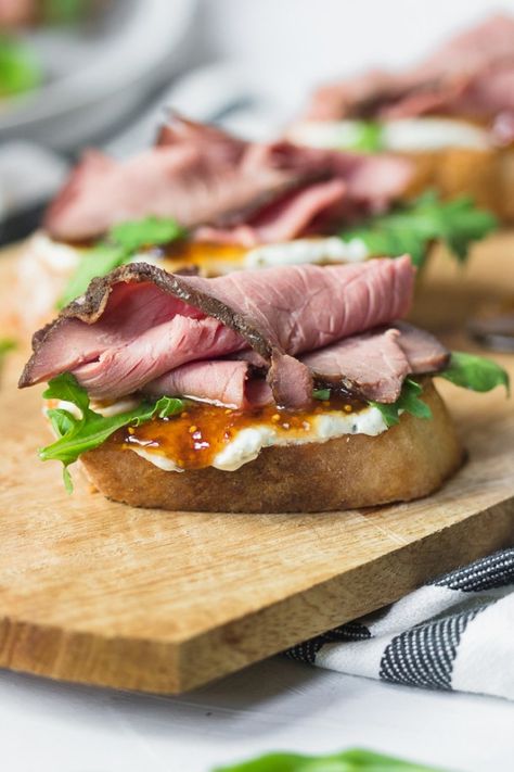 Fig Jam Crostini, Herb Cream Cheese, Crostini Appetizers, Appetizers Christmas, Fig Jam, Party Appetizer, Home Inspo, Christmas Appetizers, Party Food Appetizers