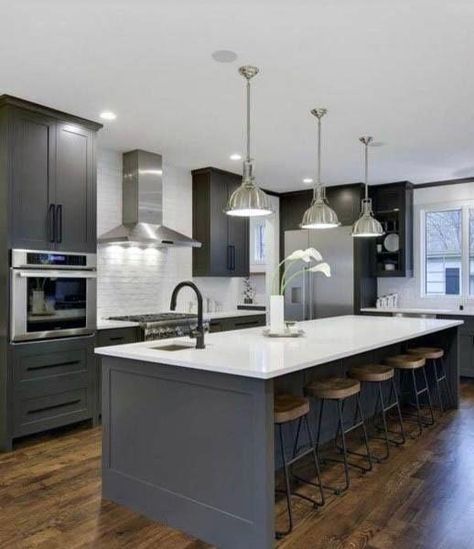 Modern Grey Kitchen Cabinets With White Quartz Countertops Design #bestkitcheninterior Hiasan Dalaman Dapur, Dapur Moden, Diy Mat, Modern Grey Kitchen, Model Dapur, Серая Кухня, Disney Snacks, Countertop Design, Classic Kitchen