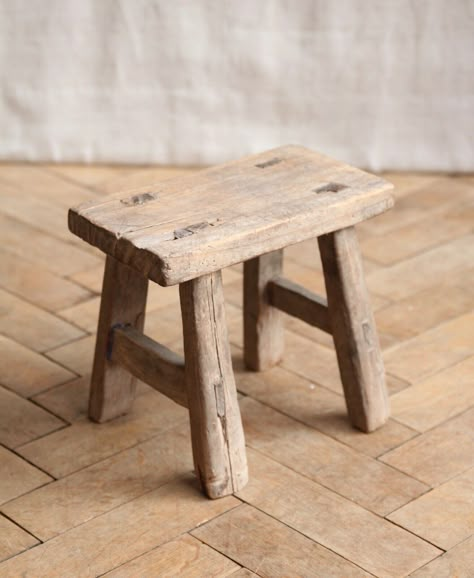 Vintage Rustic Folky Elm Wooden Small Milking Stool| Vinterior Sent to London, GB Rustic Stools Wood, Diy Wooden Stool, Wooden Stool Designs, Milk Stool, Small Wooden Stool, Rustic Wooden Furniture, Table Stools, Wood Bench Outdoor, Wood Step Stool