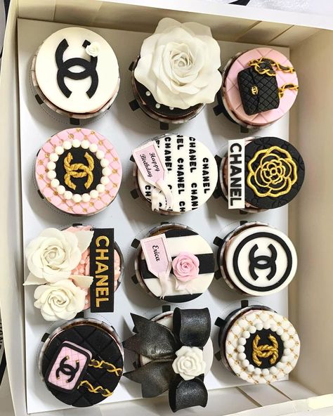 Coco Chanel Cupcakes, Chanel Cake Ideas, Gucci Cupcakes, Birthday Cake Chanel, Coco Chanel Cake, Chanel Cupcakes, Chanel Birthday Cake, Channel Cake, Designer Cupcakes