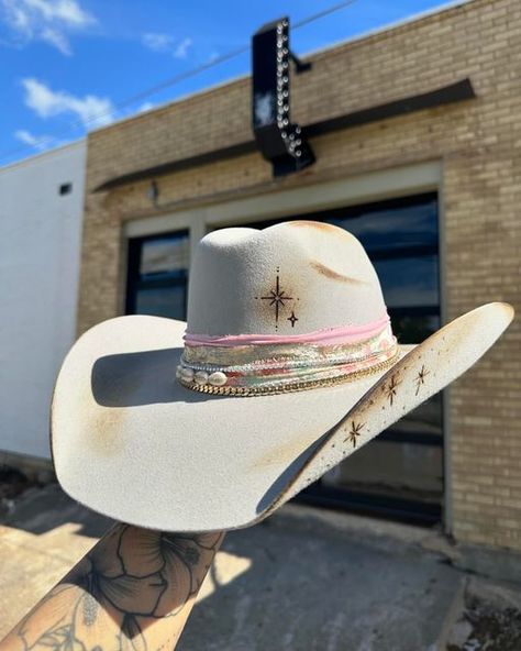 Brick + Brim Hat Co. on Instagram: "Surreal feeling posting a hat in front of our new store front!  We even just installed the original arrow!! We cannot wait for you guys to see!!! Posting grand opening very soon!! 🔜⚡️🤠🩷 #brickandbrim #brickandbrimhatco @boho_and_arrows will have awesome western home decor! 

This hat is perfect for summer time! The Summer Spark✨
Added to the website in bio! 🤠
#hatbar #customhat #festivalhat #cowboyhat #silverbelly" Western Hat Burning Ideas, Cowgirl Hats Aesthetic, Decorating Cowgirl Hats, Cowgirl Hat Decorating Ideas, Diy Cowboy Hat Decoration, Cowgirl Hat Diy, Cowboy Hat Aesthetic, Cowboy Hat Design, Hat Burning