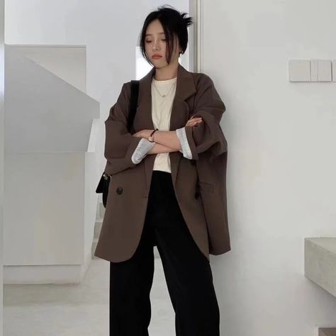 Korean Oversized Blazer Outfit, Brown Oversized Blazer Outfit, Korean Blazer Outfit, Minimal Clothing, Blazers Women, Oversize Blazer, Simple Office, Chic Blazer, Brown Blazer