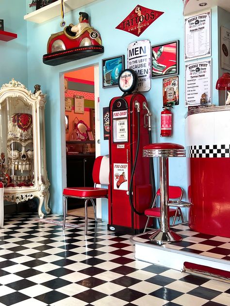 50s Restaurant Interior Design, Retro Theme Interior, Retro Themed Kitchen, American Retro Interior, 50s Aesthetic Interior Design, 90s Restaurant Design, Vintage Diner Interior, 50s Room Aesthetic Retro, Old School Diner Aesthetic