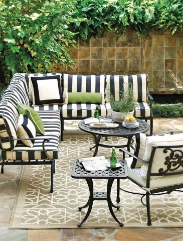 Black-and-white stripes are a fun way to give your patio set a new look. Design Per Patio, Outdoor Seating Area, Outside Furniture, Outdoor Living Rooms, Outside Living, Outdoor Living Room, Pergola Patio, Outdoor Patio Decor, Decorating Inspiration