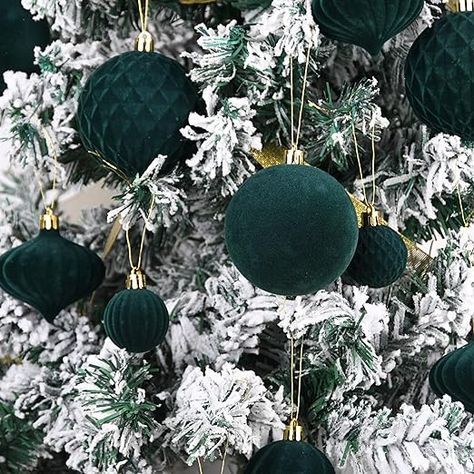 Dark Green Christmas Tree Ornaments, White And Dark Green Christmas Decor, Natal, Black And Green Tree Christmas, Christmas Tree With Dark Green Ornaments, Flocked Christmas Tree Green Ornaments, Dark Green Velvet Christmas Decor, Christmas Decor Emerald Green, Velvet Green Christmas Tree