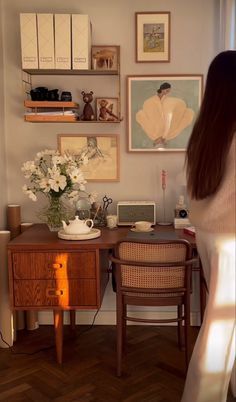 Modern Vintage Room Ideas, Pretty Desk Set Up, Pride And Prejudice Home Aesthetic, Cozy Therapy Office, Chic Small Bedroom, Vintage Study Room, Casa Vintage, Cozy Room Decor, Apartment Decor Inspiration