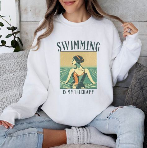 Retro Swimmer, Women's Swimming, Swim Gifts, Retro Sport, Swimming Outfit, Winter Sweatshirt, Cute Sweatshirts, Limassol, Retro Stil