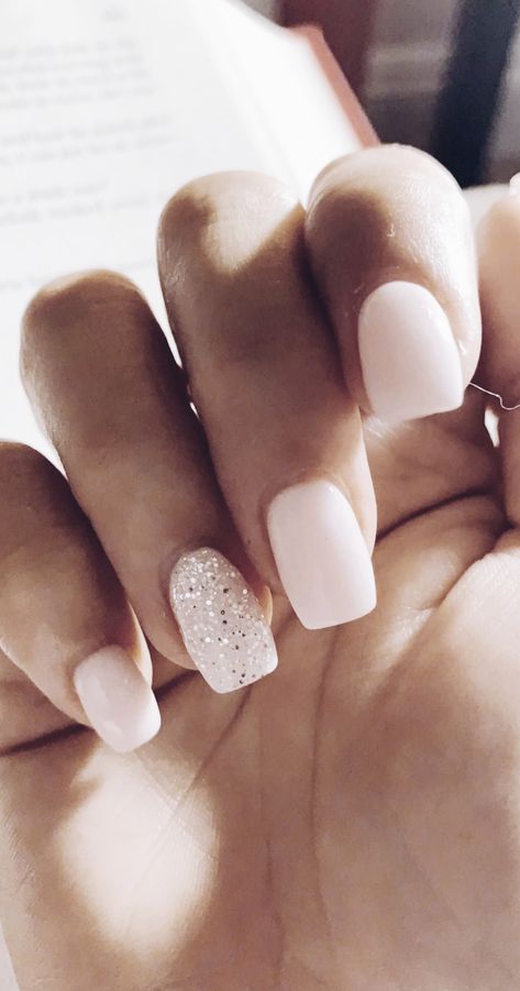 Graduation Nails White And Silver, Pretty Sns Nails, Nails For Banquet, Simple Senior Picture Nails, Short Pretty Acrylic Nails Popular, White Nail Dip Ideas, Simple Nails For Senior Pictures, Wedding Nails Bridesmaid Short, White Nails With Accent Nail Ring Finger