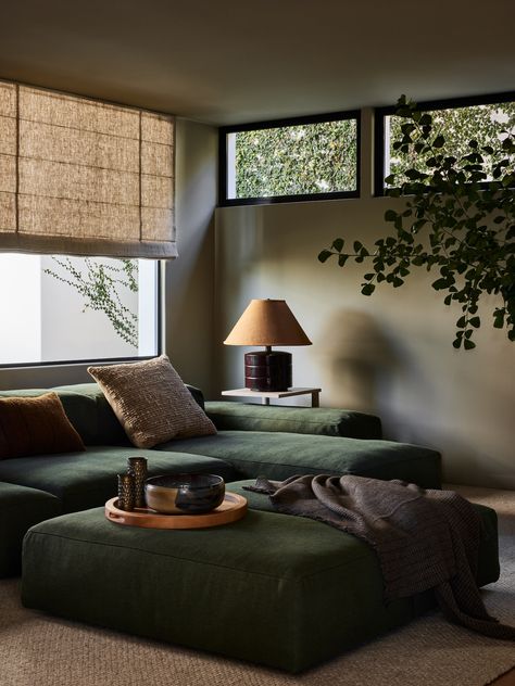 Mid Century Modern Aesthetic, Green Couch, Style Deco, Design Living Room, California Homes, A Living Room, Home Design Decor, Interior Inspo, Living Room Inspiration