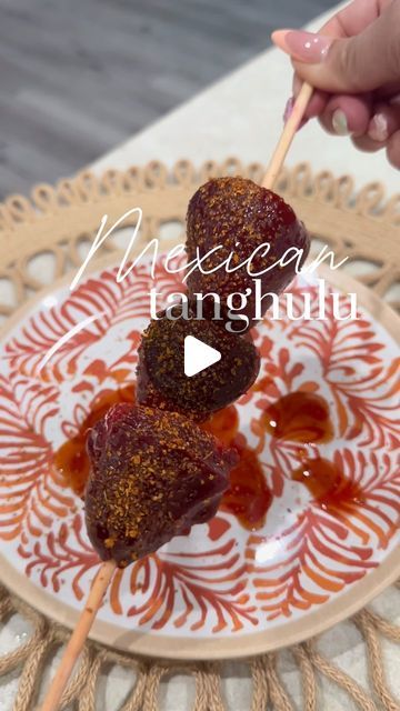 ɢᴇɴᴇᴠɪᴇᴠᴇ ᴄᴀʀʀᴀɴᴢᴀ on Instagram: "Mexican tanghulu🍓 a little tbt incase you guys need some quick and yummy snack ideas 😋

I melted the tamarindo in the microwave at 30 sec increments

#mexican #snacks #tanghulu #viral #mexicancandy #simplerecipes #recipeshare #trending #explore #exploremore"